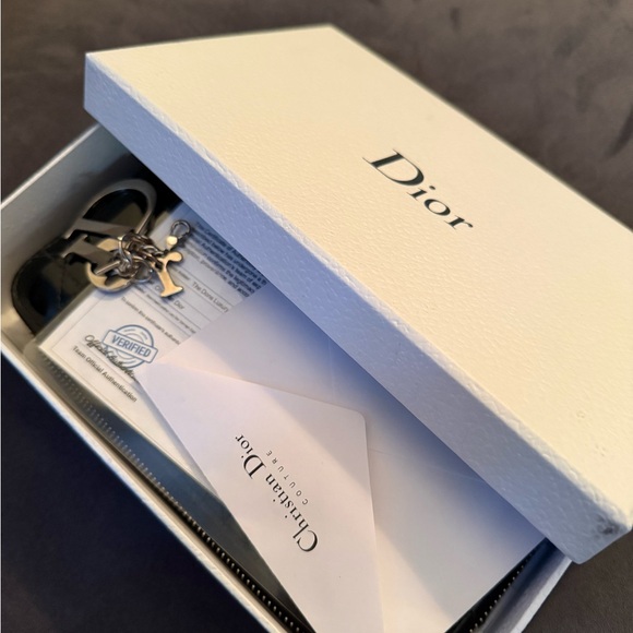 🔥Dior Patent Leather Black Key Zippy Around Long and box + authenticity card🔥 - Picture 4 of 17